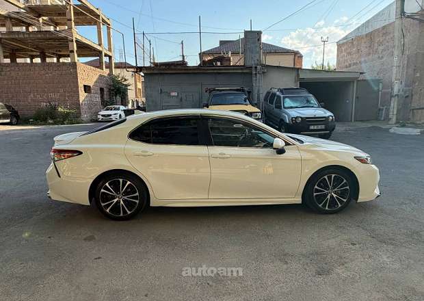 Toyota Camry 2019 — լուսանկար 2