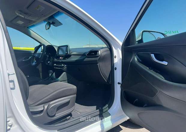 Hyundai Elantra 2018 — լուսանկար 8