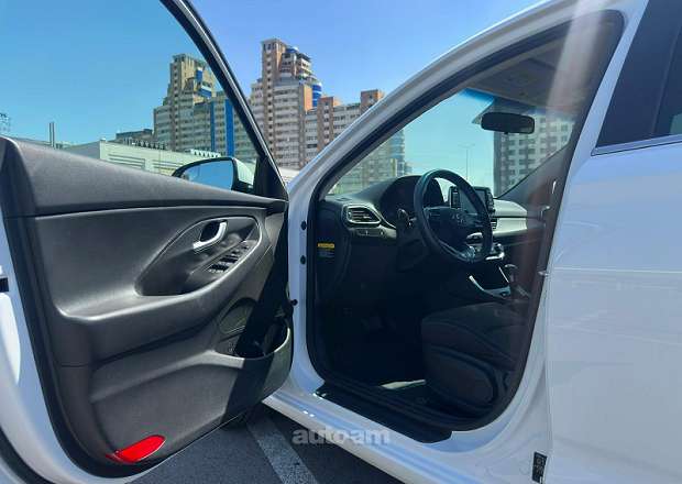 Hyundai Elantra 2018 — լուսանկար 9