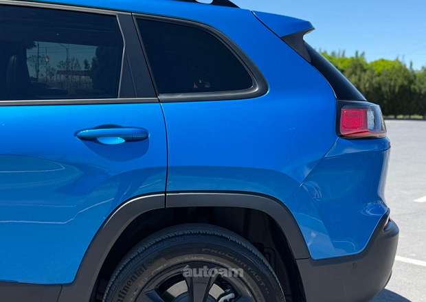 Jeep Cherokee 2023 — լուսանկար 5