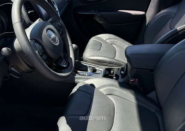 Jeep Cherokee 2023 — լուսանկար 9