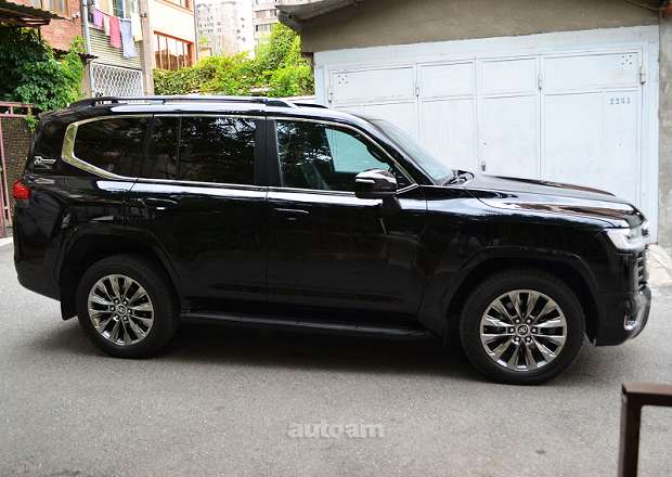 Toyota Land Cruiser 300