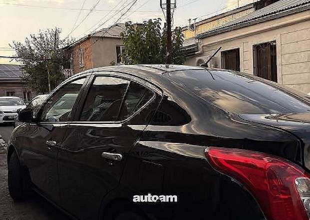 Nissan Versa 2012 — լուսանկար 7