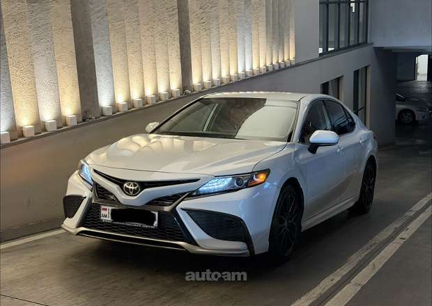 Toyota Camry 2021 — լուսանկար 1