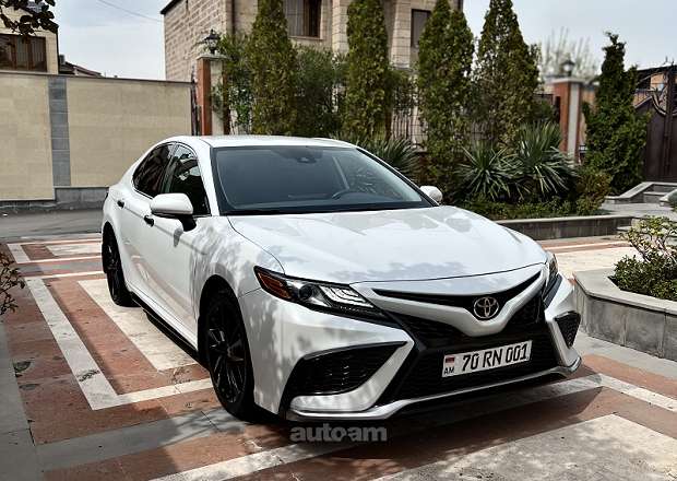 Toyota Camry 2021 — լուսանկար 1