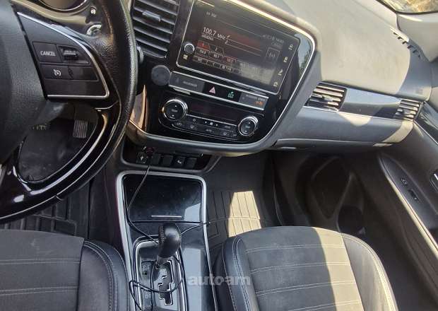 Mitsubishi Outlander 2018 — լուսանկար 11