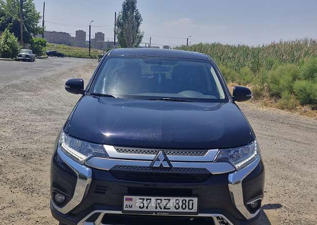 Mitsubishi Outlander 2018 — լուսանկար 1
