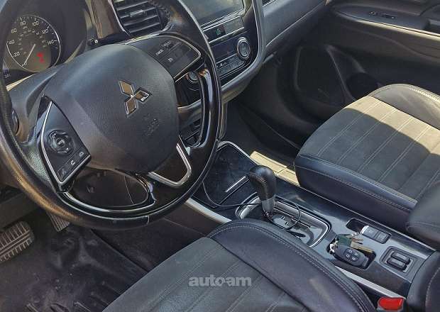Mitsubishi Outlander 2018 — լուսանկար 9