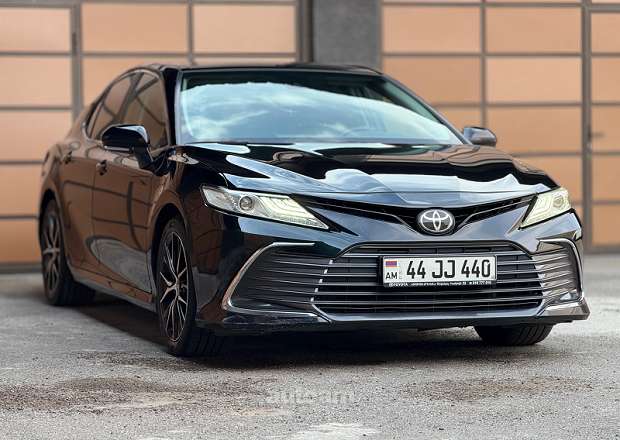 Toyota Camry 2022 — լուսանկար 2