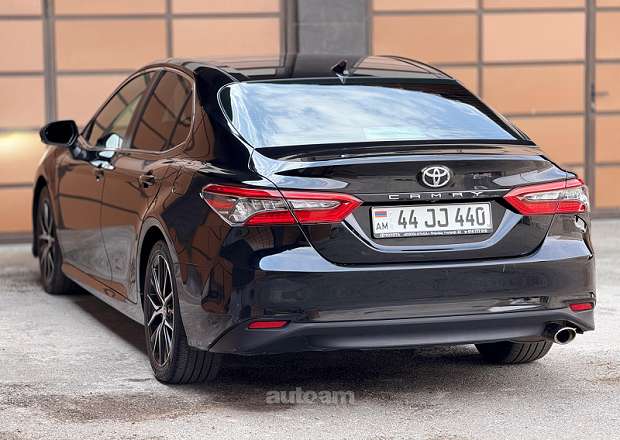 Toyota Camry 2022 — լուսանկար 3
