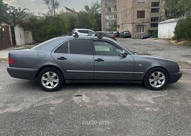 Mercedes-Benz E 230
