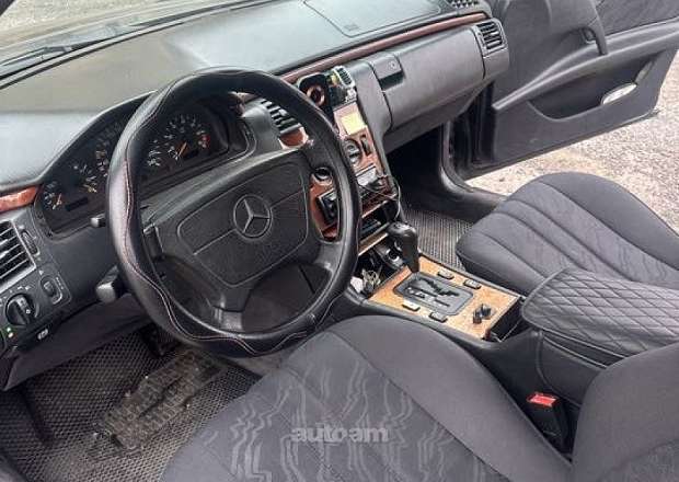 Mercedes-Benz E 230