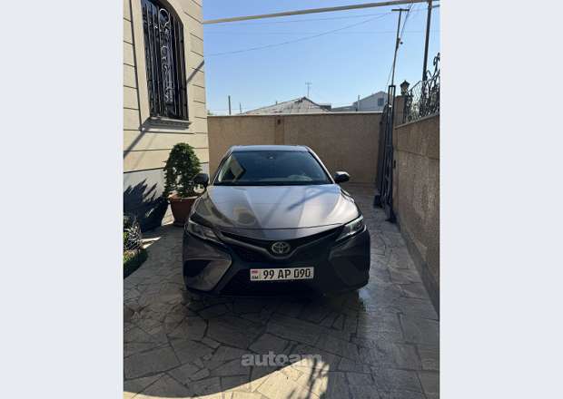 Toyota Camry 2019 — photo 1