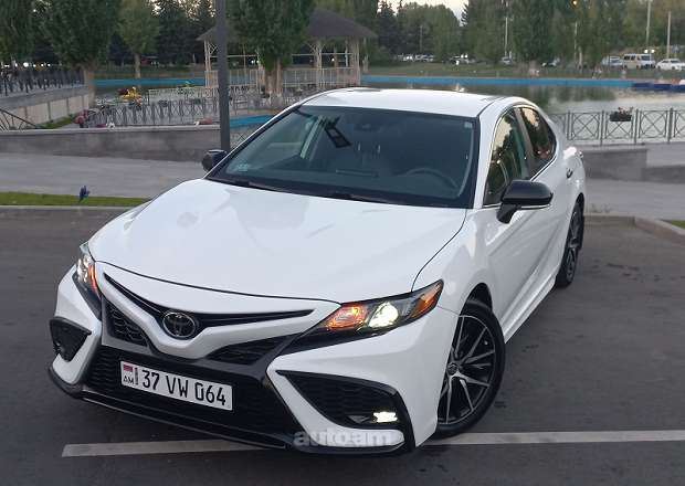 Toyota Camry 2023 — фото 1