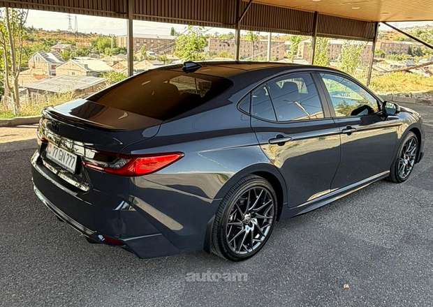 Toyota Camry 2025 — լուսանկար 2