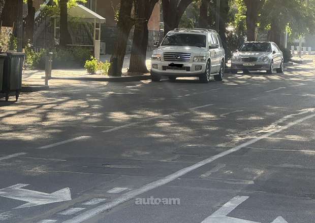 Infiniti QX56 2004 — photo 3