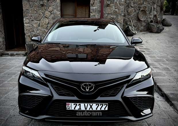 Toyota Camry 2021 — фото 1
