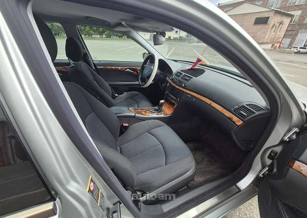 Mercedes-Benz E 240