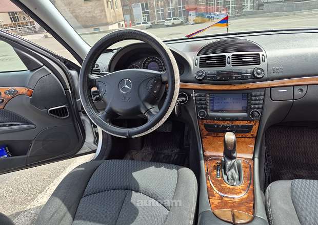 Mercedes-Benz E 240