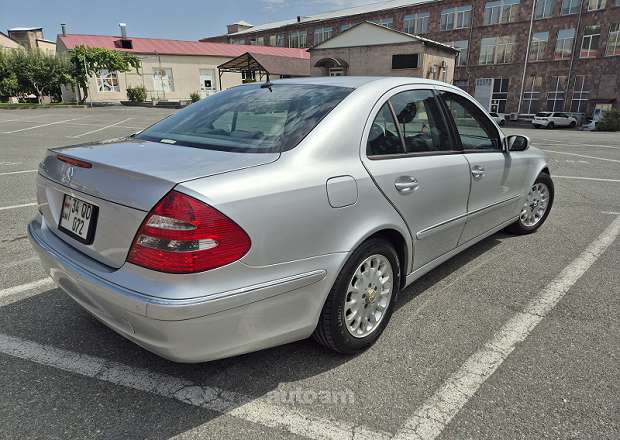 Mercedes-Benz E 240