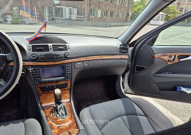 Mercedes-Benz E 240