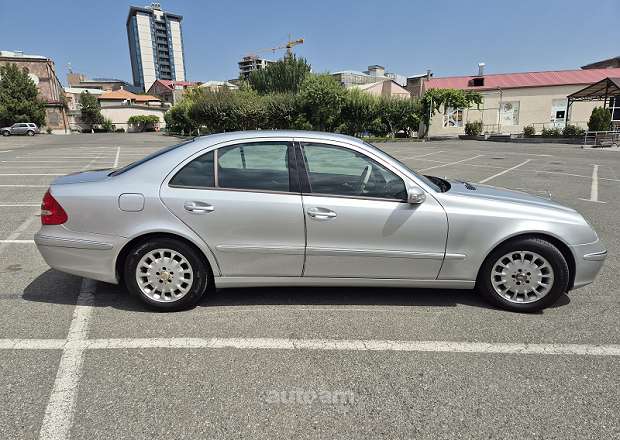 Mercedes-Benz E 240