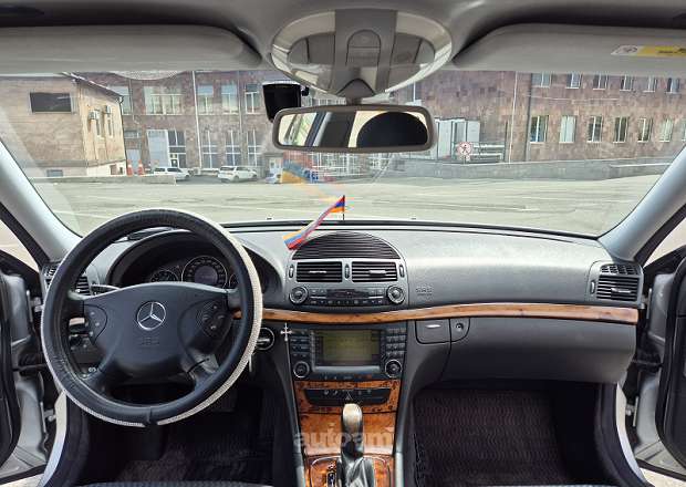 Mercedes-Benz E 240