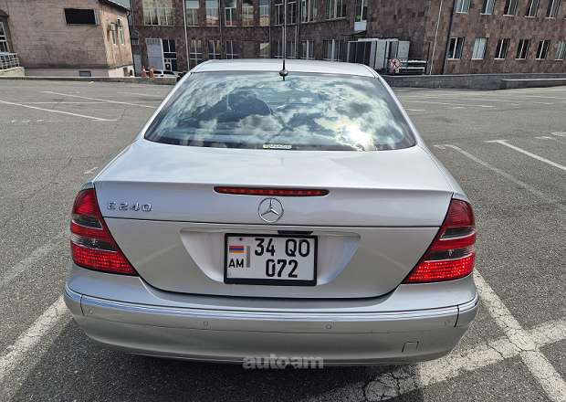 Mercedes-Benz E 240