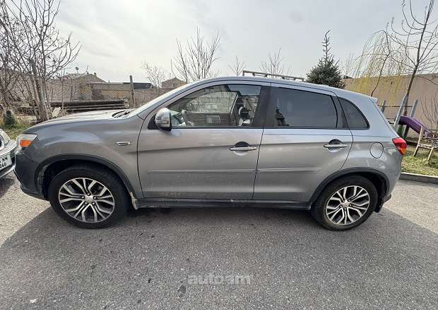 Mitsubishi Outlander 2017 — photo 1