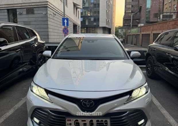 Toyota Camry 2020 — фото 1