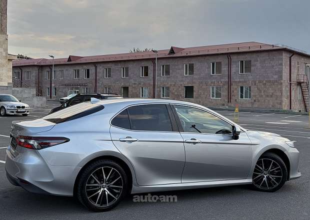 Toyota Camry 2022 — լուսանկար 7