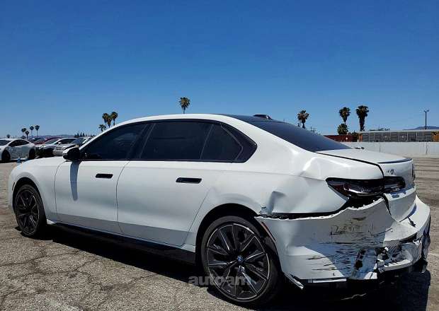 BMW i7