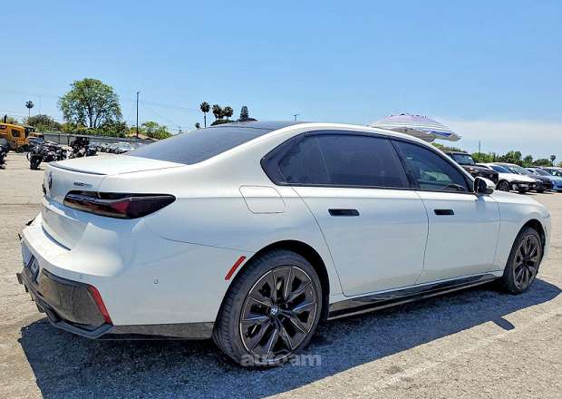 BMW i7