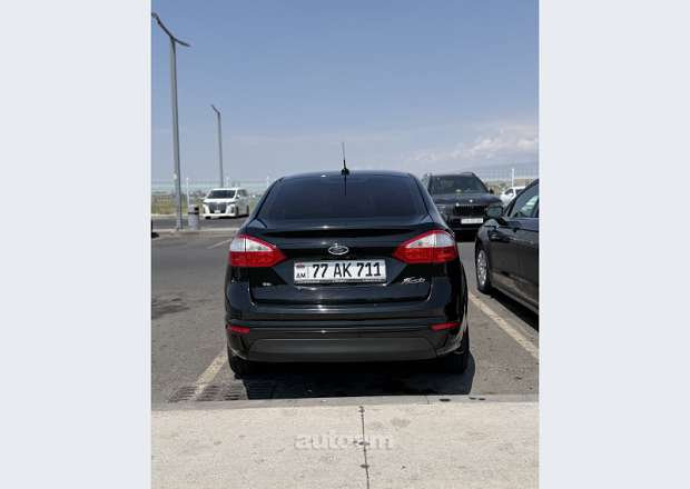 Ford Fiesta 2018 — լուսանկար 2