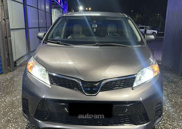 Toyota Sienna 2018 — լուսանկար 1
