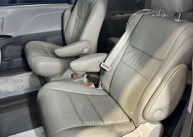 Toyota Sienna 2018 — լուսանկար 9