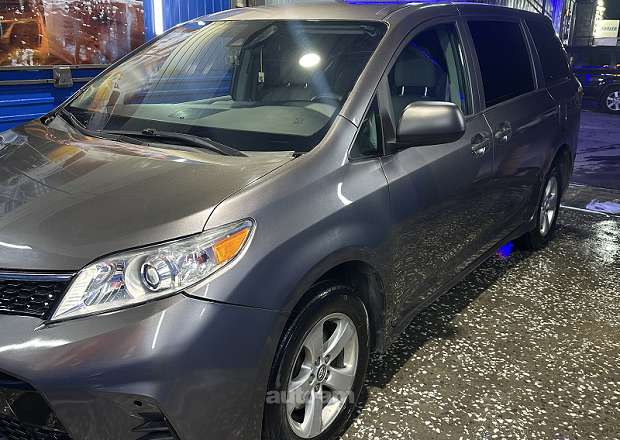 Toyota Sienna 2018 — լուսանկար 5