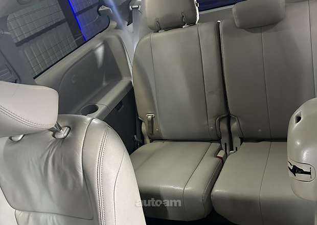 Toyota Sienna 2018 — լուսանկար 11