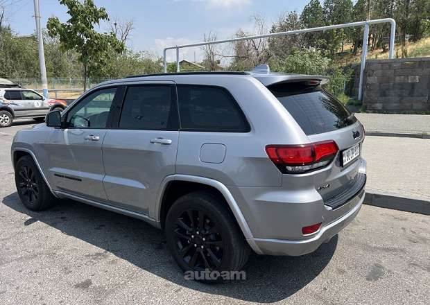 Jeep Grand Cherokee 2017 — լուսանկար 3
