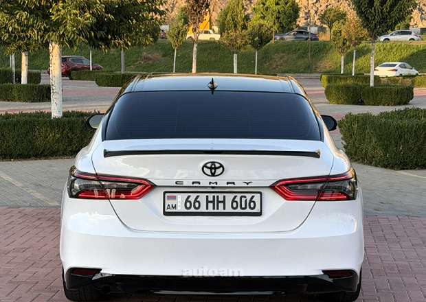 Toyota Camry 2022 — photo 2
