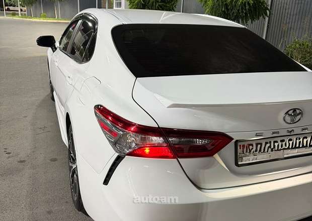 Toyota Camry 2018 — լուսանկար 3