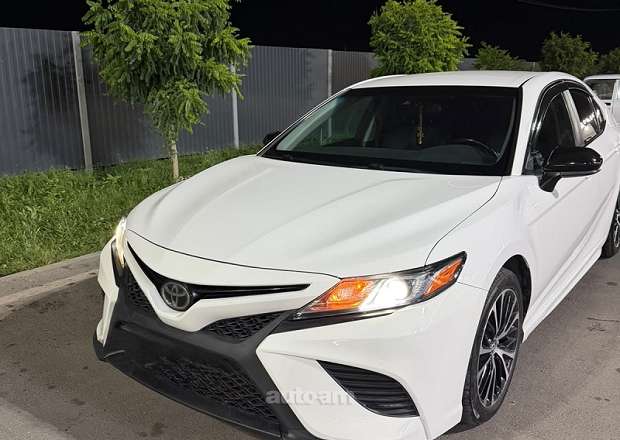 Toyota Camry 2018 — լուսանկար 1