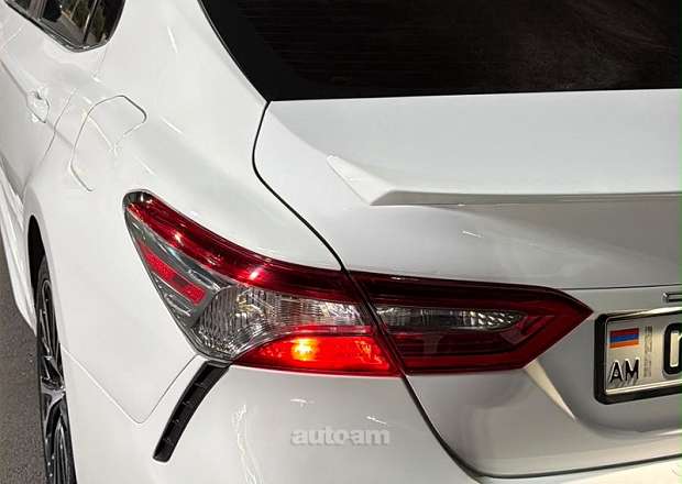 Toyota Camry 2018 — լուսանկար 2