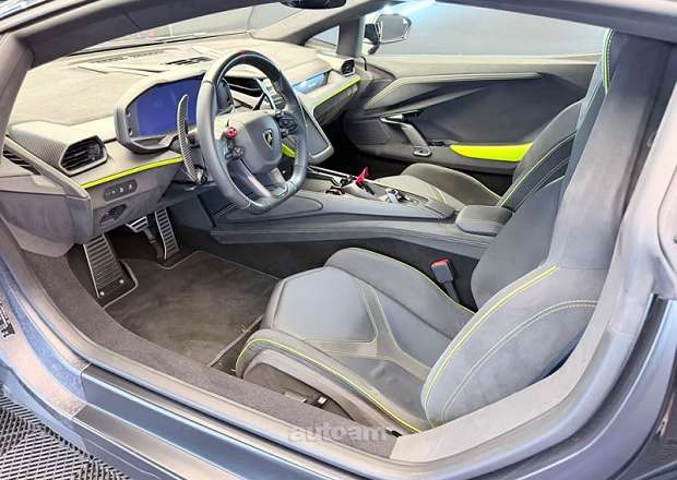 Lamborghini Revuelto