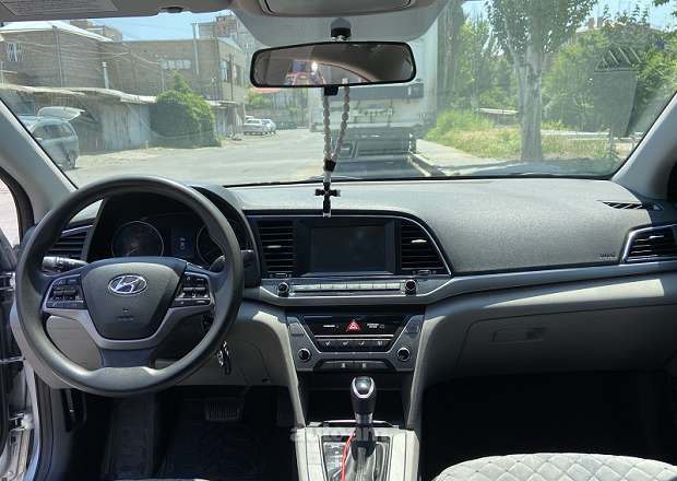 Hyundai Elantra 2018 — фото 12