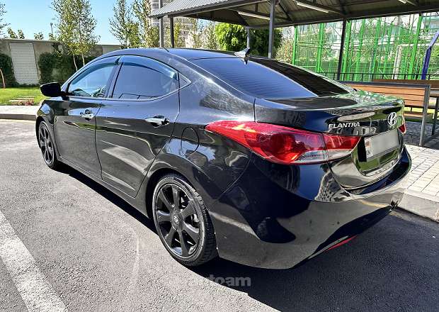 Hyundai Elantra 2013 — լուսանկար 9