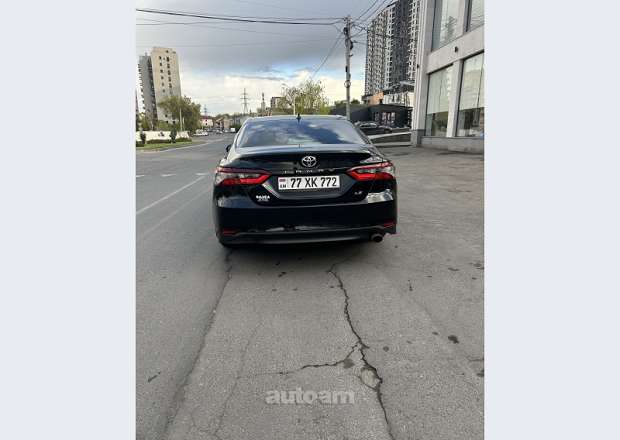 Toyota Camry 2023 — լուսանկար 2