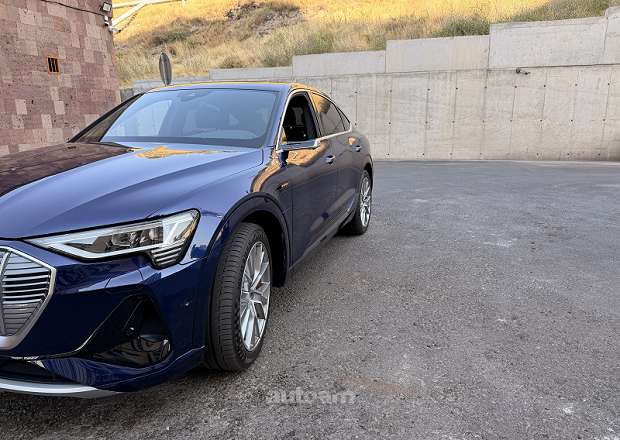 Audi e-tron 2020 — photo 1