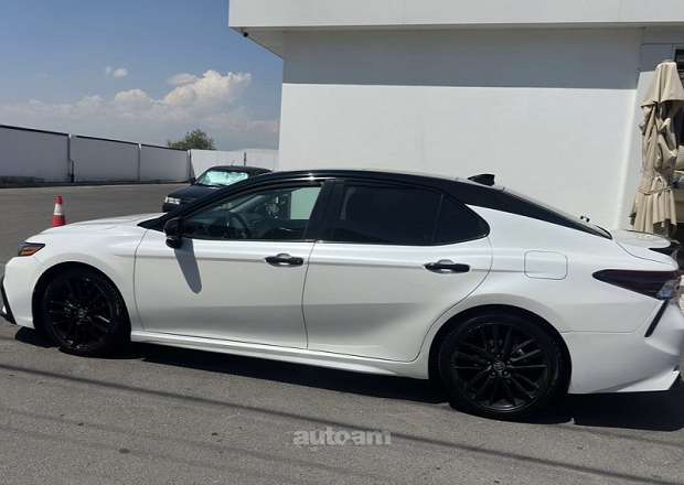 Toyota Camry 2021 — լուսանկար 2