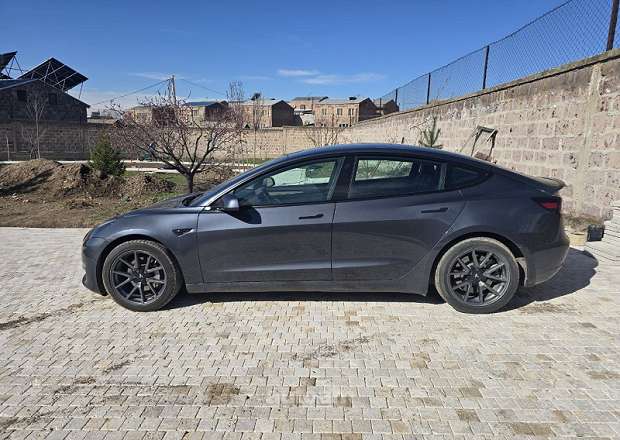 Tesla Model 3 2022 — լուսանկար 2